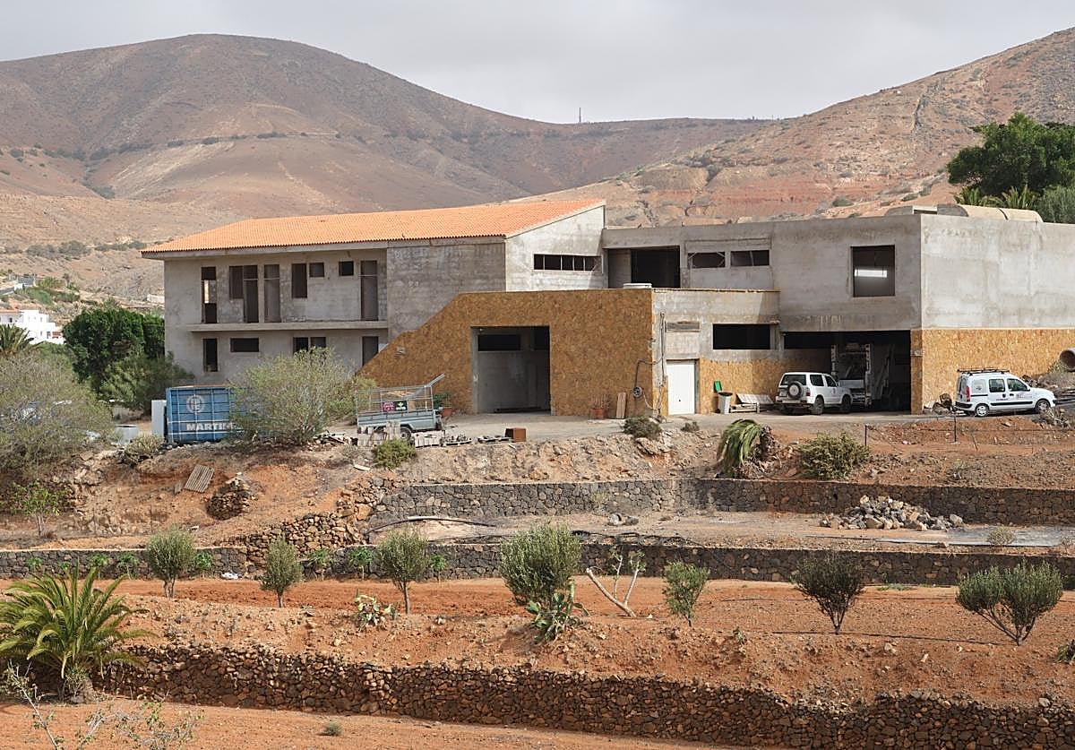 Las nuevas casas consistoriales, paralizadas desde hace más de quince años.