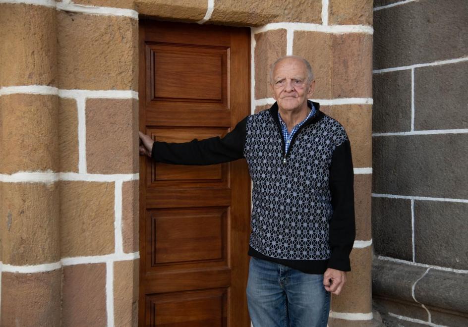 Ángel Ortega, junto a la puerta por la que supuestamente accedieron al edificio los ladrones. Es la que da entrada a la torre amarilla.