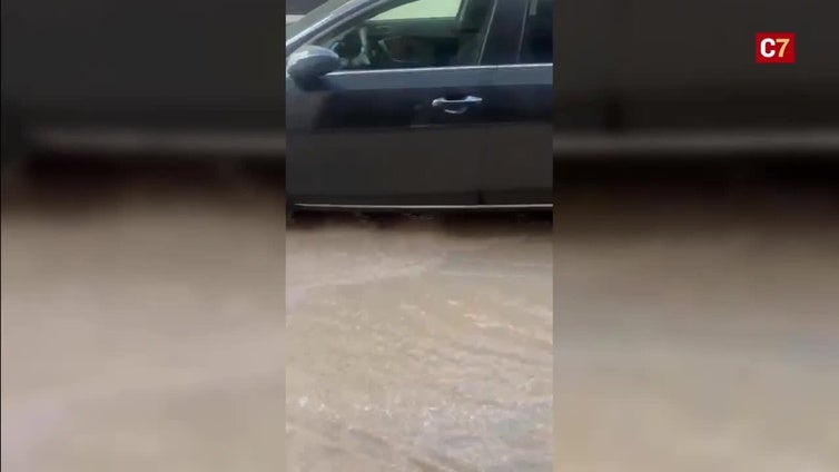 Un 'reventón' de una tubería de agua inunda la calle Ruiz de Alda