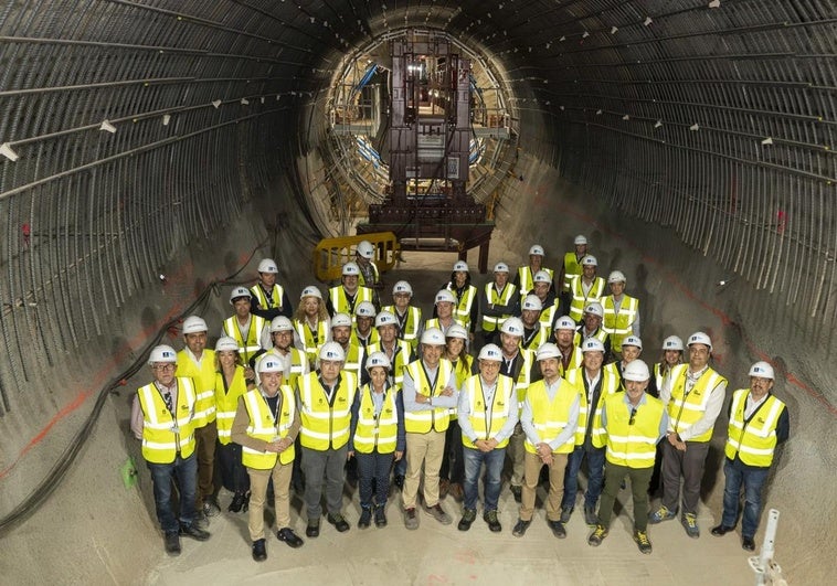 Las autoridades que visitaron la obra en el interior de la toma de agua de la presa de Soria.