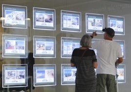 Imagen de archivo de una inmobiliaria en Costa Teguise, Lanzarote.