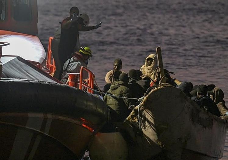 Imagen de un cayuco llegado recientemente a El Hierro.