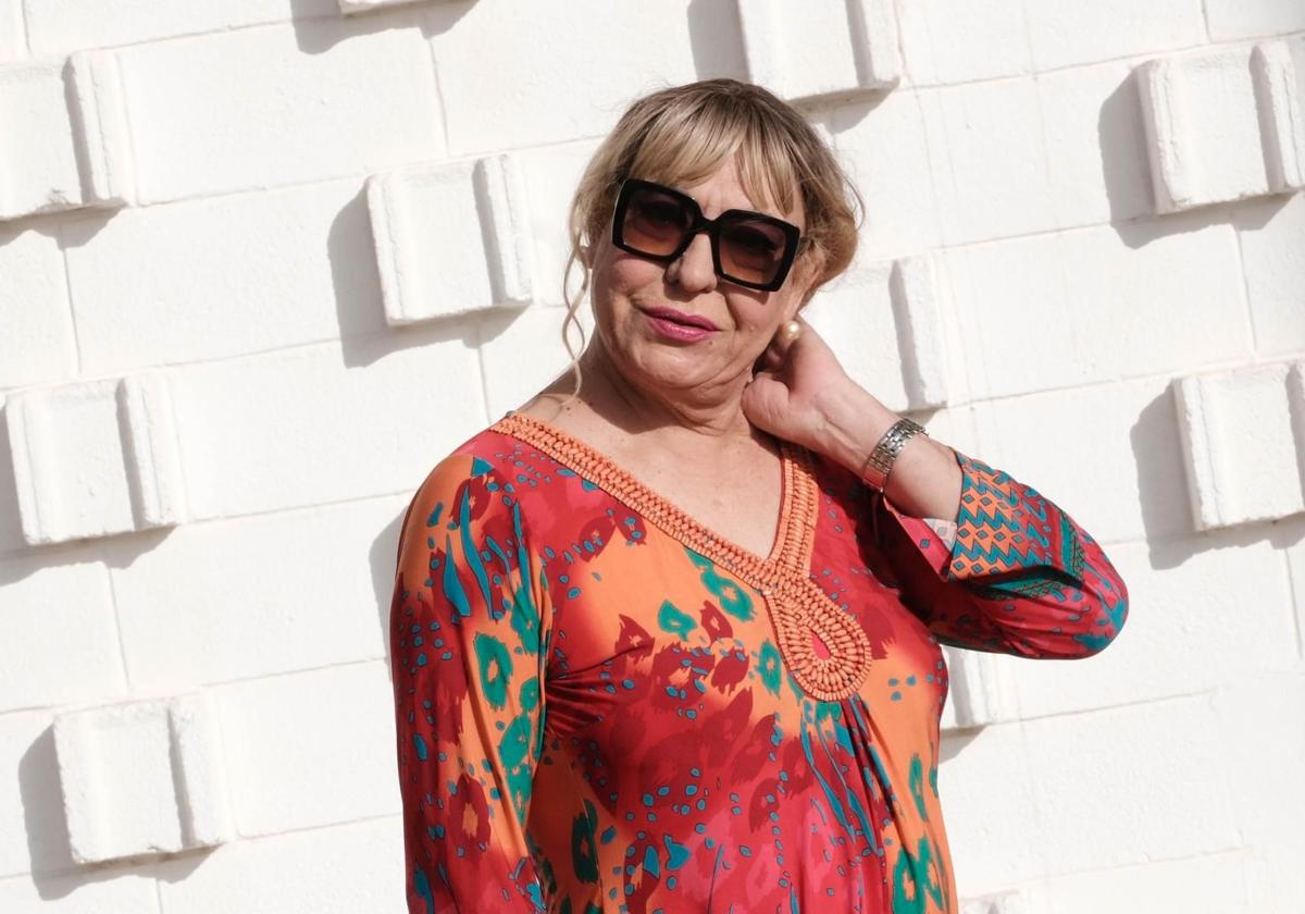 Paloma Felipe posa frente a la iglesia de Santa Clara en el barrio de Zárate.