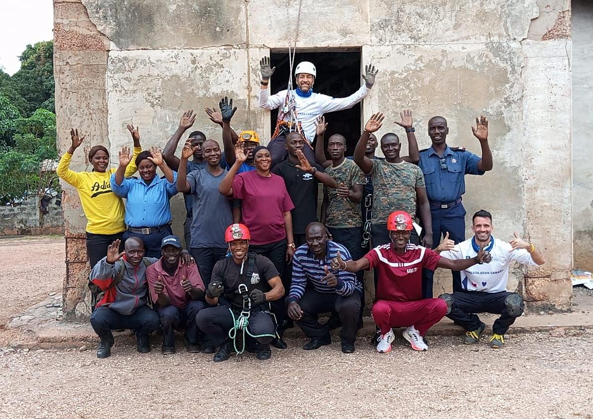 Imagen secundaria 1 - Salvaguardar la propia vida, la principal enseñanza de los bomberos de Gran Canaria a los de Gambia