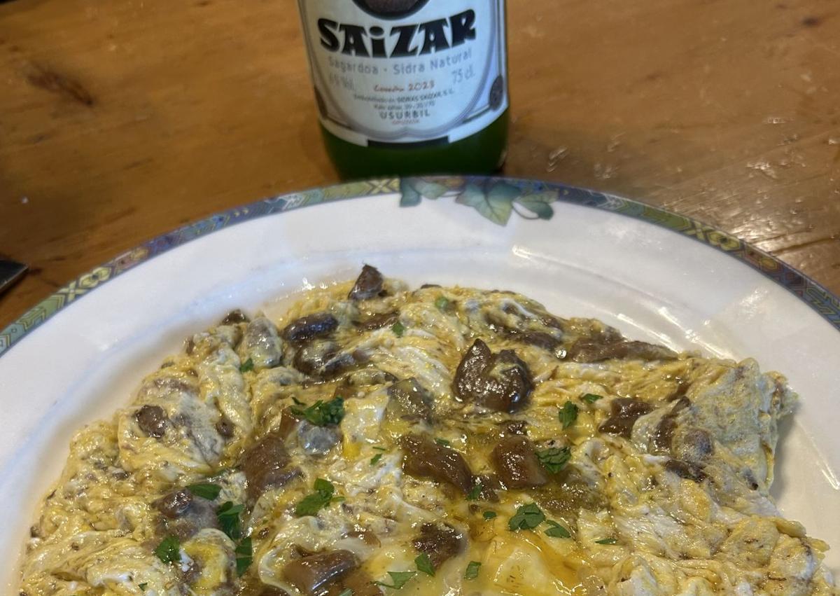 Imagen secundaria 1 - Tortilla de bacalao, Revuelto de hongos (boletus edulis) y Chuletón de la Sidrería Saizar