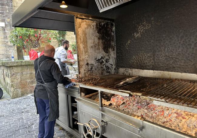 Un brasero y un experto asador dan la bienvenida