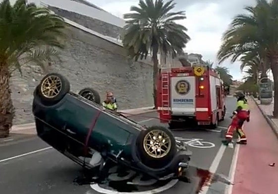 Imagen de la actuación de los bomberos sobre el vehículo accidentado.