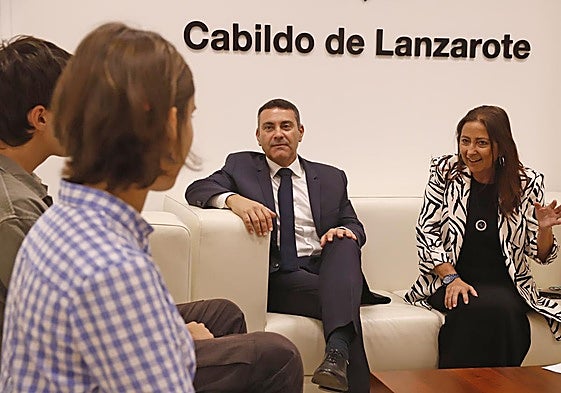 Autoridades cabildicias en un encuentro con estudiantes en 2024.