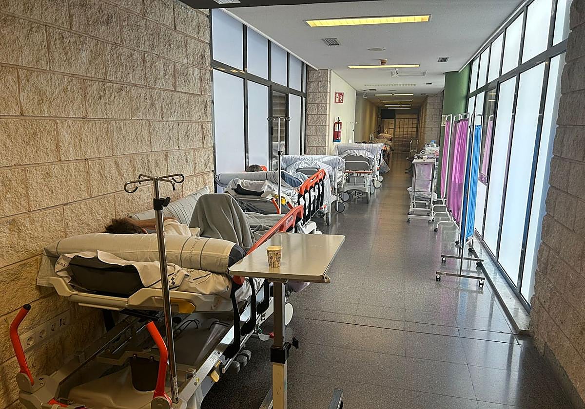 Imagen de camillas en un pasillo en el servicio de Urgencias del Doctor Negrín, el pasado mes de abril.