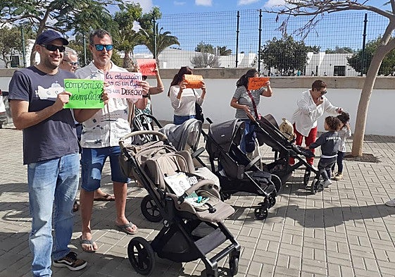 Protesta que tuvo lugar ante la puerta del colegio de Playa Honda.