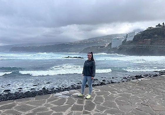 Uxía García en la costa norte de Tenerife, isla en la que ha vuelto a dar clase tras la medida cautelar de Educación.