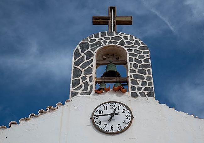 Espadaña con las tres campanas que se serán restauradas.