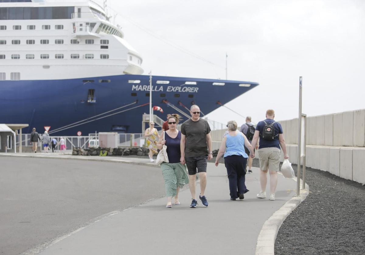 Cruceristas en instalaciones portuarias en Naos.