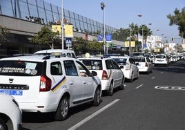 Caravana de taxistas en la capital grancanaria.