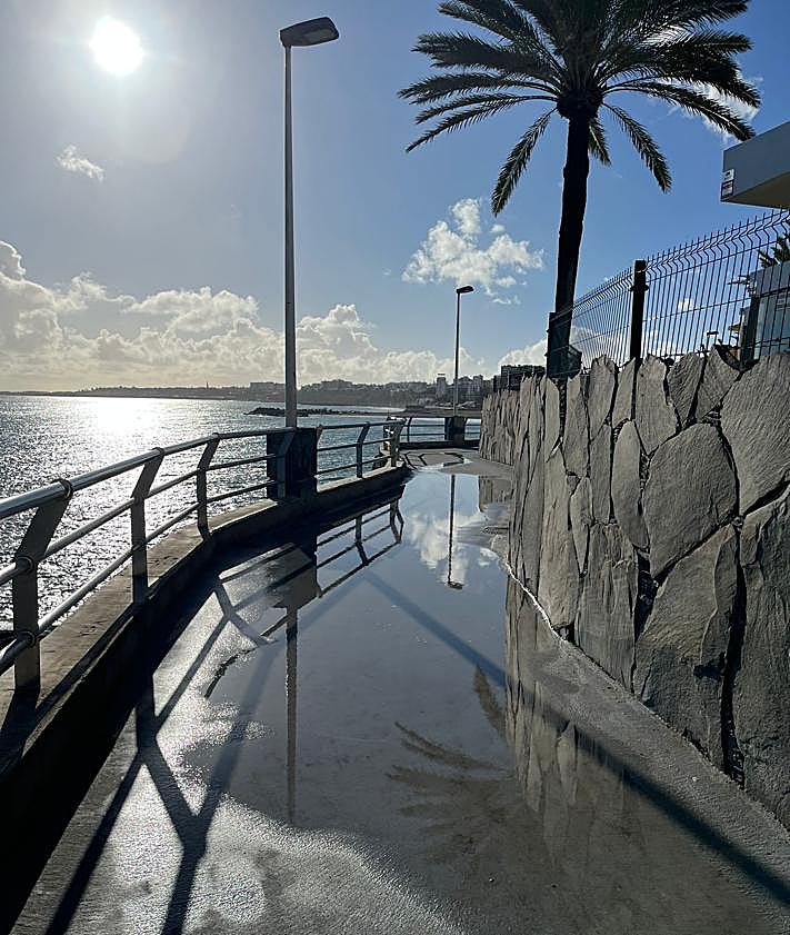 Imagen secundaria 2 - Cuatro gotas y el paseo inundado en San Agustín