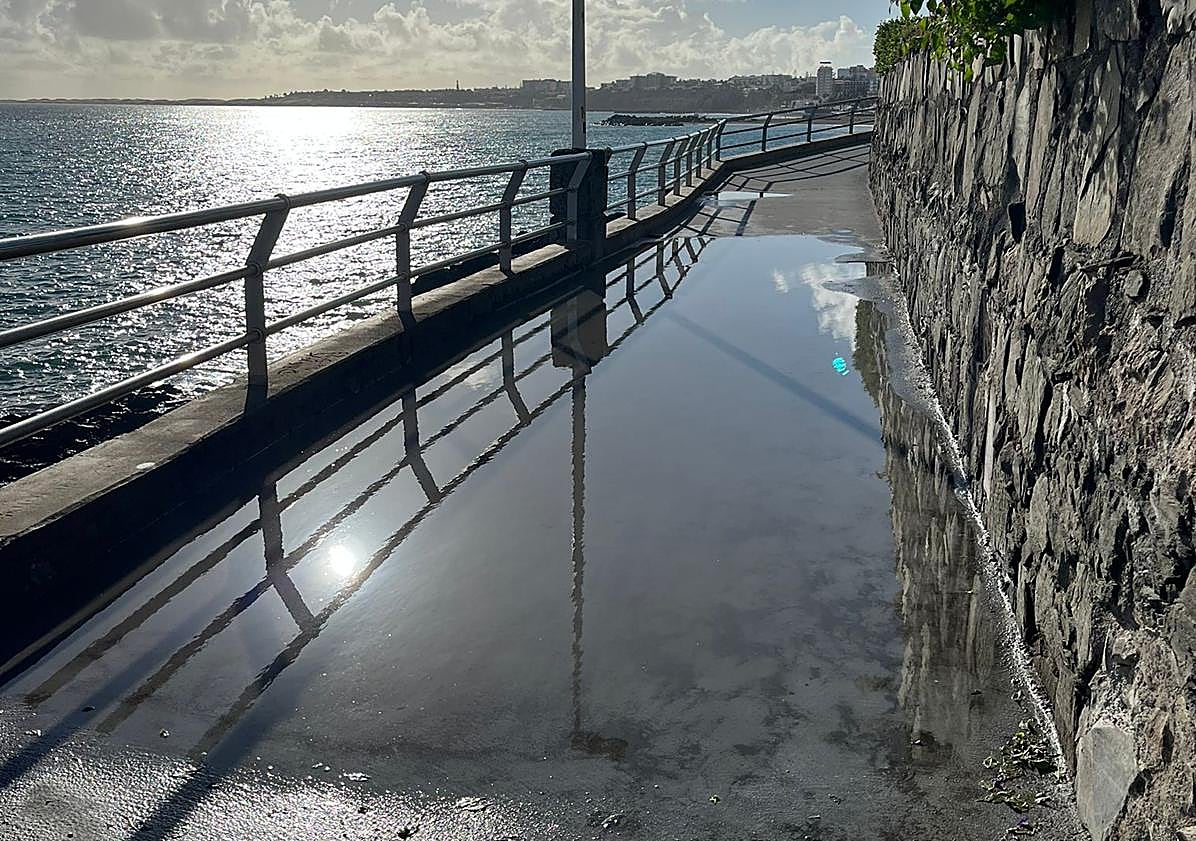 Imagen principal - Cuatro gotas y el paseo inundado en San Agustín