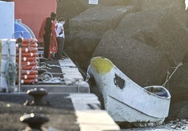 Fotografía de los 64 inmigrantes rescatados este miércoles, por la embarcación de Salvamento Marítimo, Salvamar Adhara, en aguas cercanas a El Hierro, y trasladados al puerto de La Restinga, en el municipio de El Pinar, en la isla de El Hierro, para ser atendidos por los equipos de emergencia.