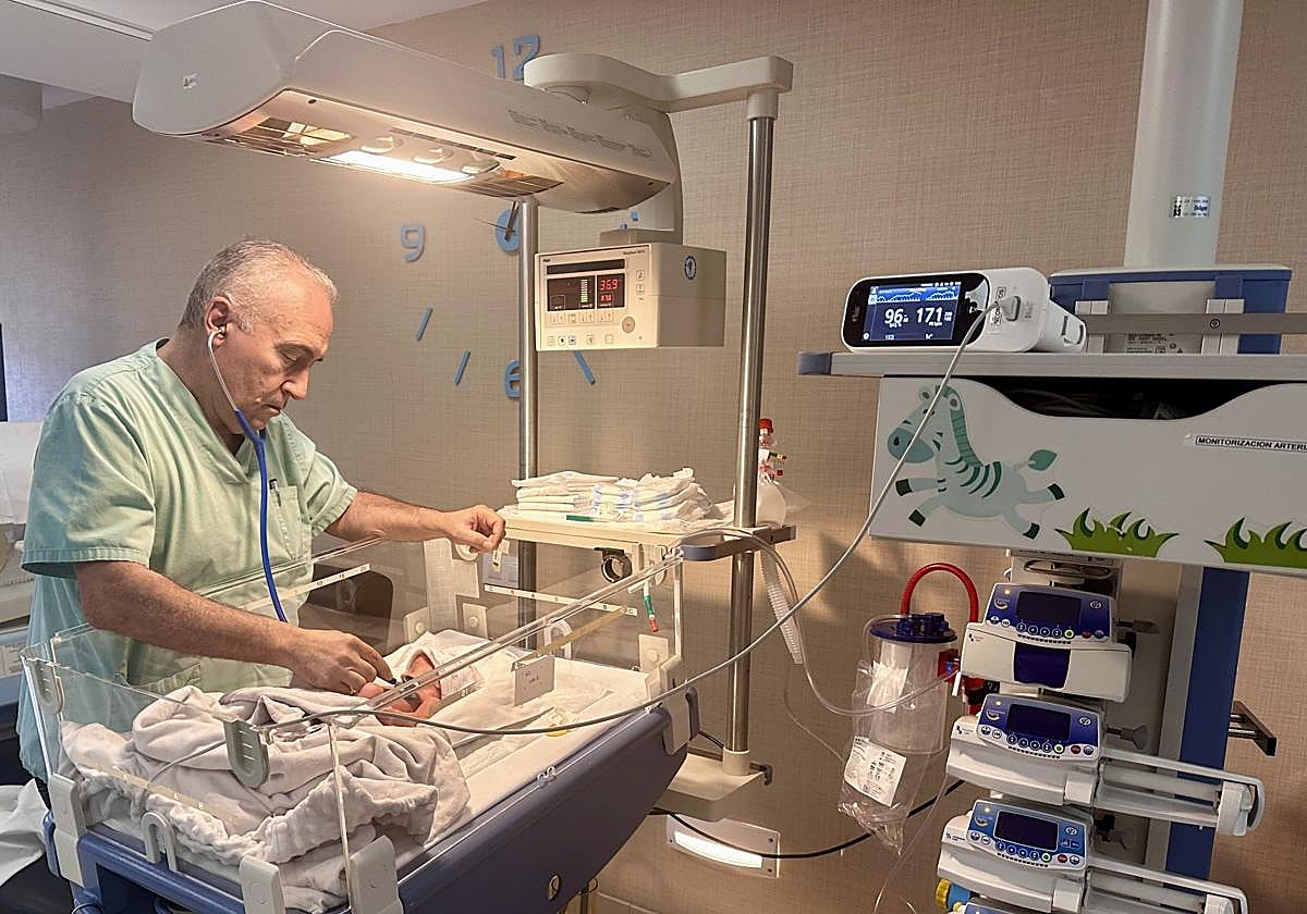 El doctor Francisco Domínguez, jefe de Pediatría del Hospital Universitario Vithas Las Palmas, ausculta a un bebé en la UCI Neonatal.