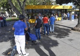 Cola para adquirir un abono de guagua en Las Palmas de Gran Canaria.