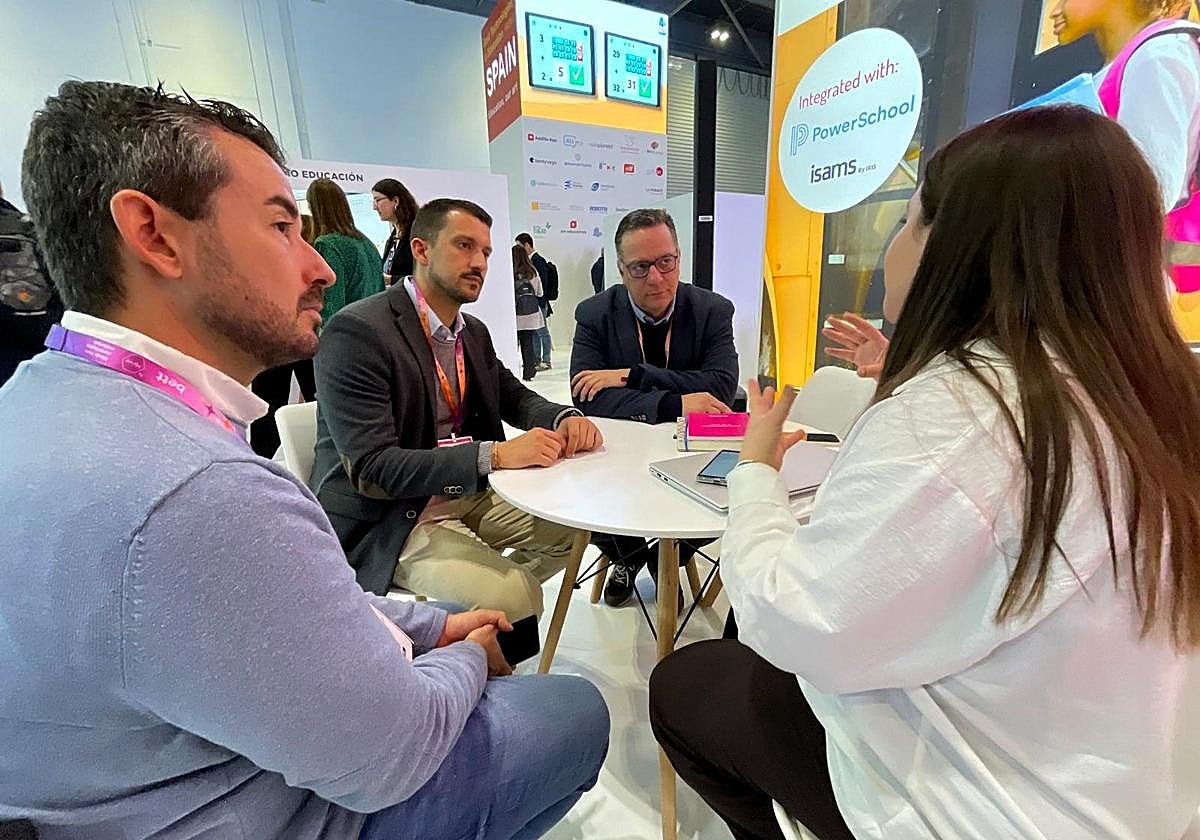 El consejero de Educación, Poli Suárez, en uno de los encuentros de la feria.