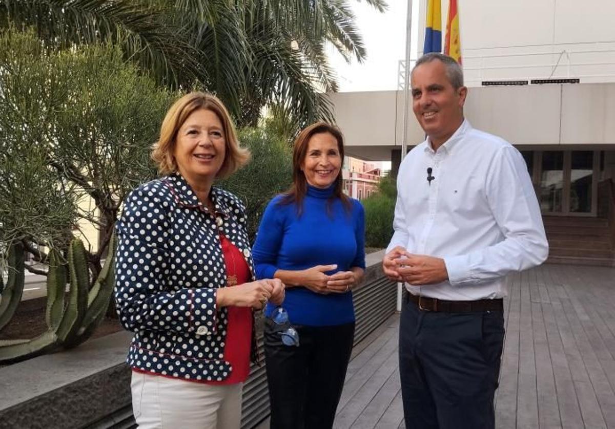 Miguel Jorge, portavoz el PP en el Cabildo, junto a las consejeras Luzardo y Rosario.