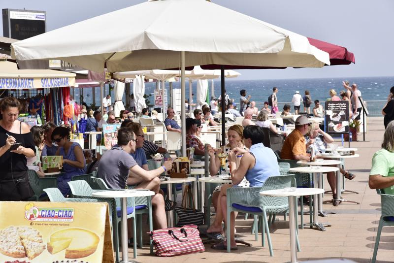 Imagen de archivo de turistas pasando el día en las terrazas de Playa del Inglés, en Gran Canaria.