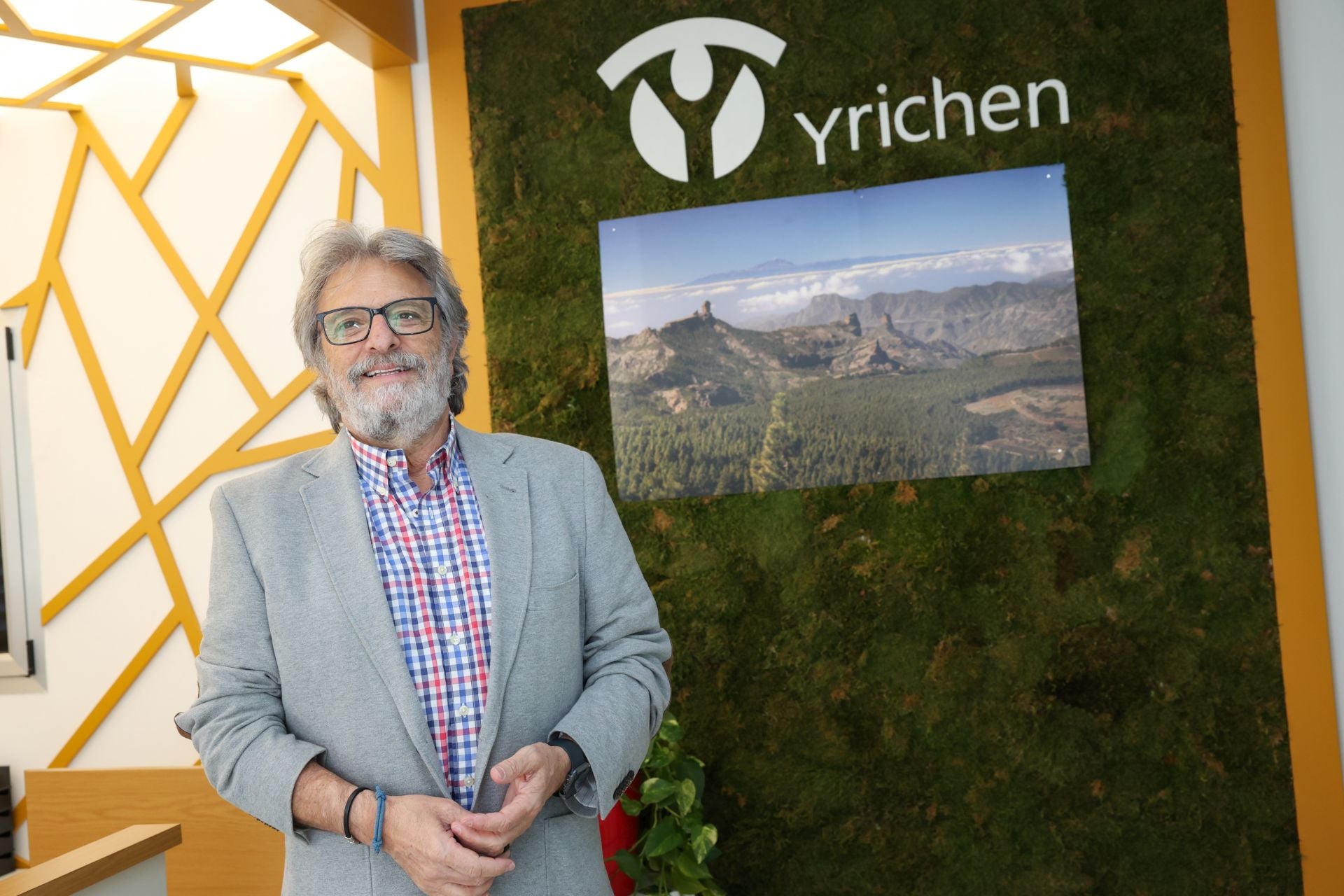 Jorge Hernández, a la entrada de la sede de la Fundación Yrichen en La Pardilla.