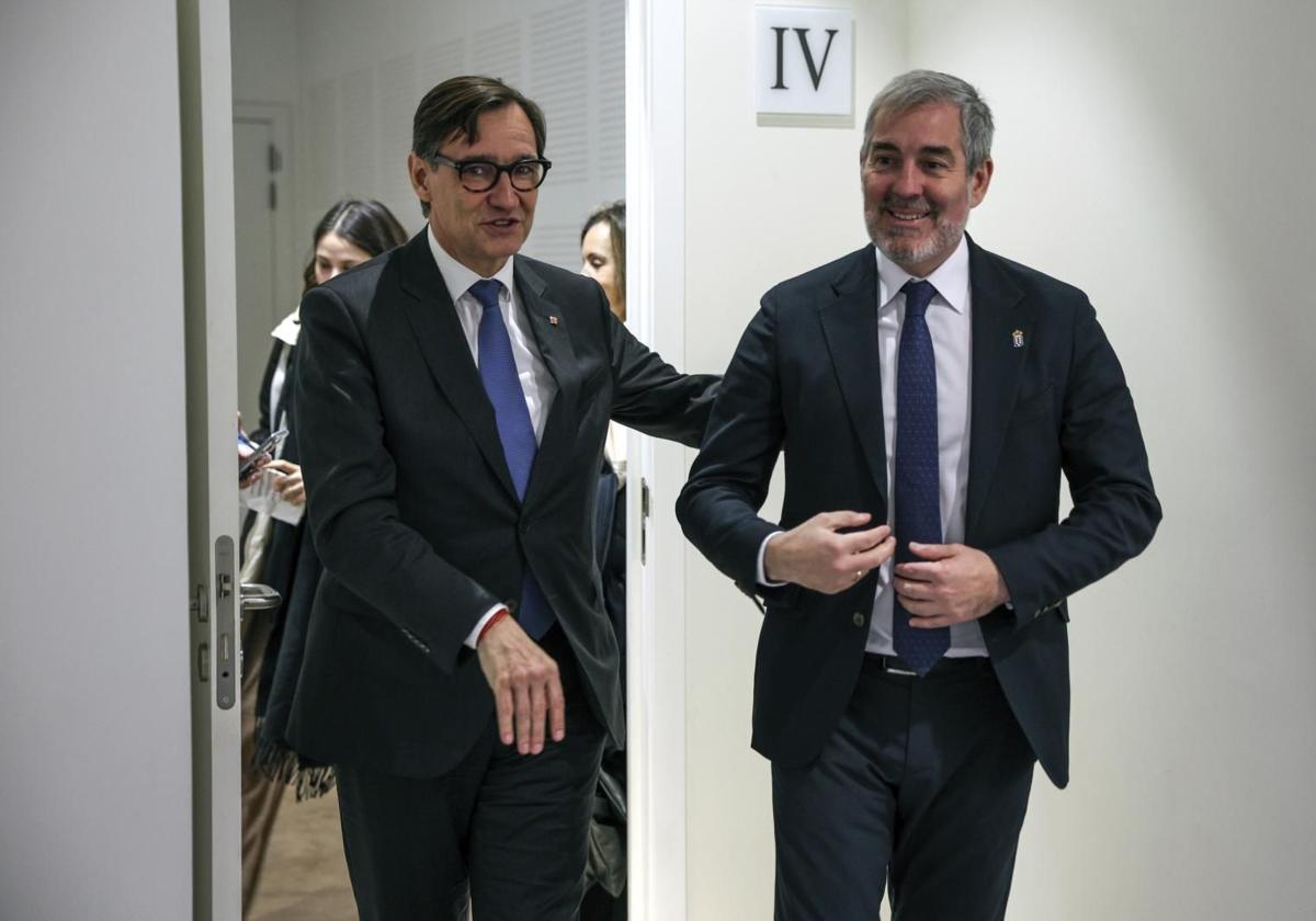 El presidente canario, Fernando Clavijo (d), tras la reunión mantenida en Bruselas con presidente de la Generalitat, Salvador Illa (i).