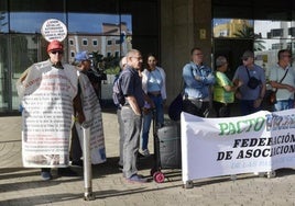 Protesta en la Ciudad de la Justicia durante la toma de declaraciones en el caso Valka.