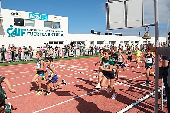 200 niños y niñas de las escuelas de atletismo inauguraron las instalaciones dando una vuelta de honor a la pista.