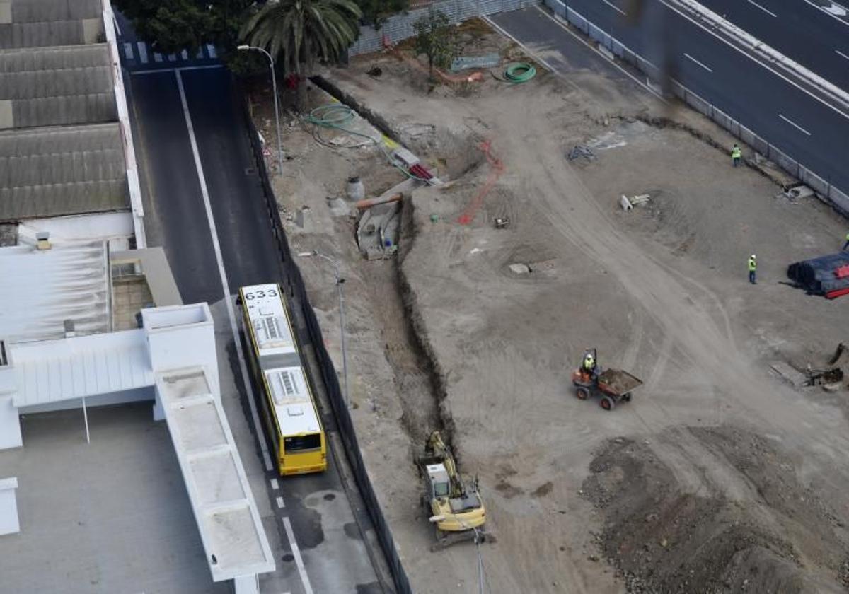 Una guagua pasa por la obra de la MetroGuagua en El Refugio, en una imagen de 2023.