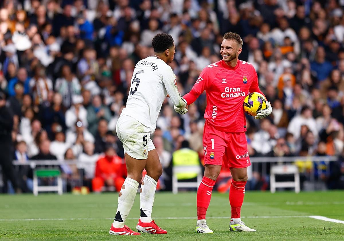Gesto de camaradería de Cillessen con Bellingham.