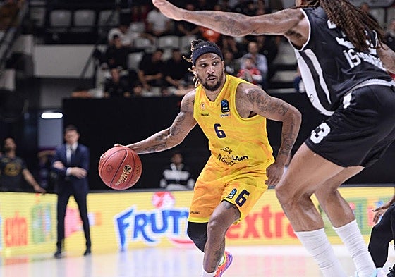 El base francés del Granca, Andrew Albicy, maneja el juego en el duelo de la primera vuelta en Turquía.