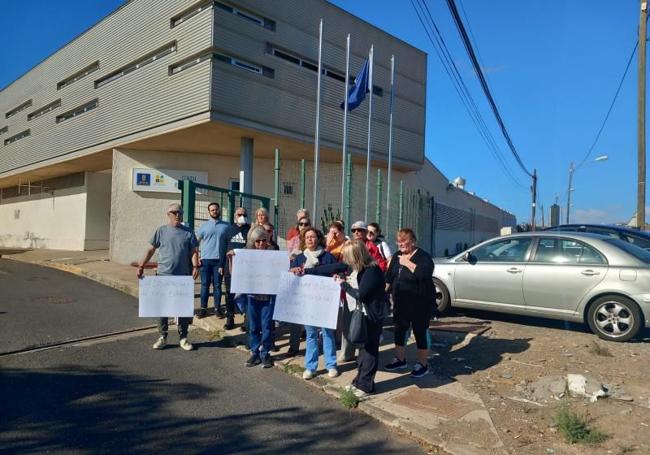 Protesta reciente de familiares de los usuarios del CADI de El Tablero.