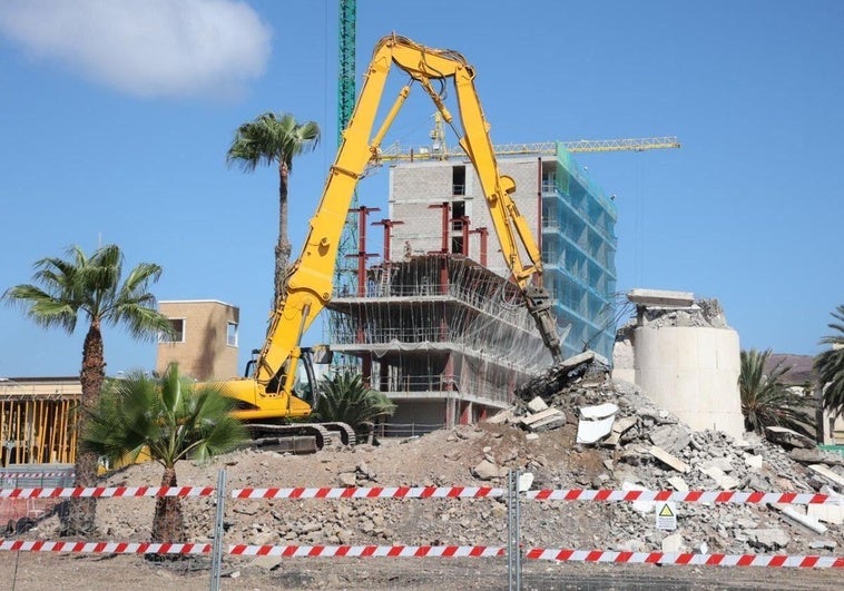 Imagen de la demolición del faro de Belén María.