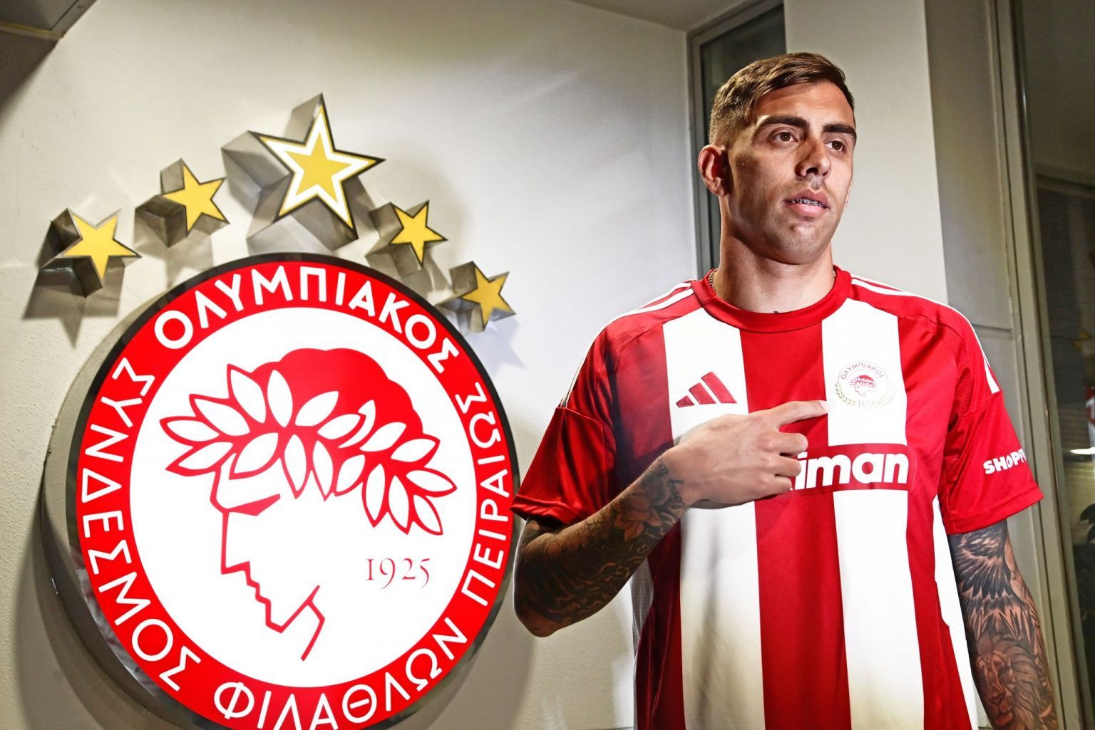Jefté Betancor posa con la camiseta del Olympiacos griego.