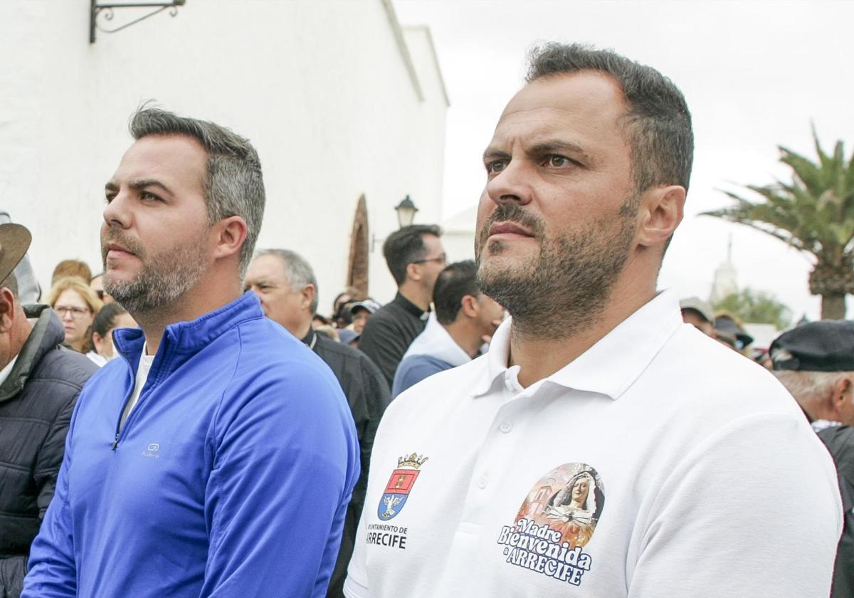 Jacobo Medina, en la Bajada de la Virgen, con el alcalde de Arrecife, Yonathan de León.