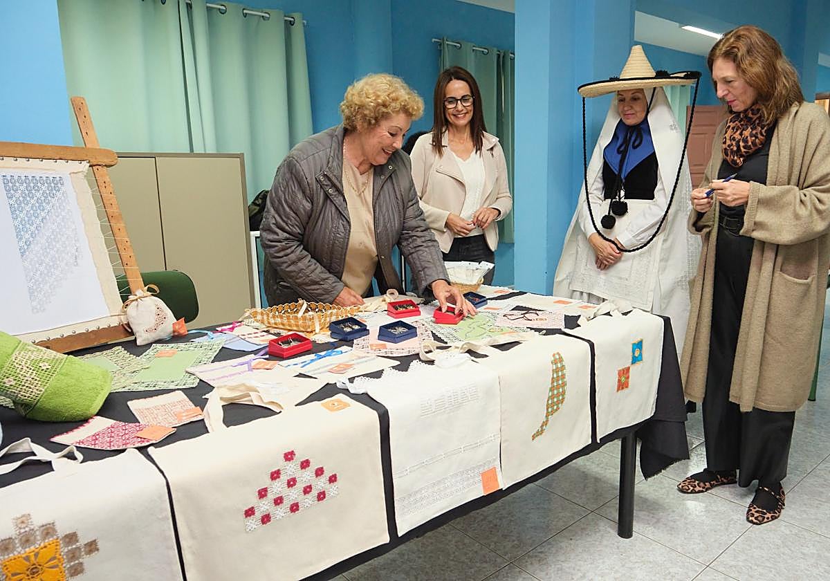 Nieves Rodríguez, artesana, muestra sus calados ante la consejera Lolina Negrín y la directora del IES Puerto del Rosario, Mari Carmen Montelongo.