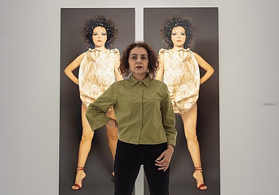 Macarena Nieves posa delante de las fotografías tituladas 'Monstruando' (2003-2004), que abre la muestra en San Antonio Abad.