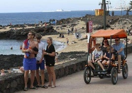 magen de archivo de turistas en Costa Teguise, en la isla de Lanzarote.