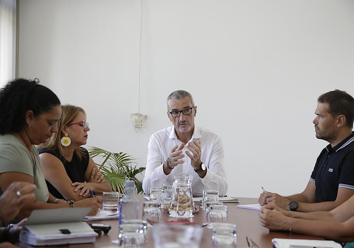 Marci Acuña y Nori Machín, en un encuentro con concejales.