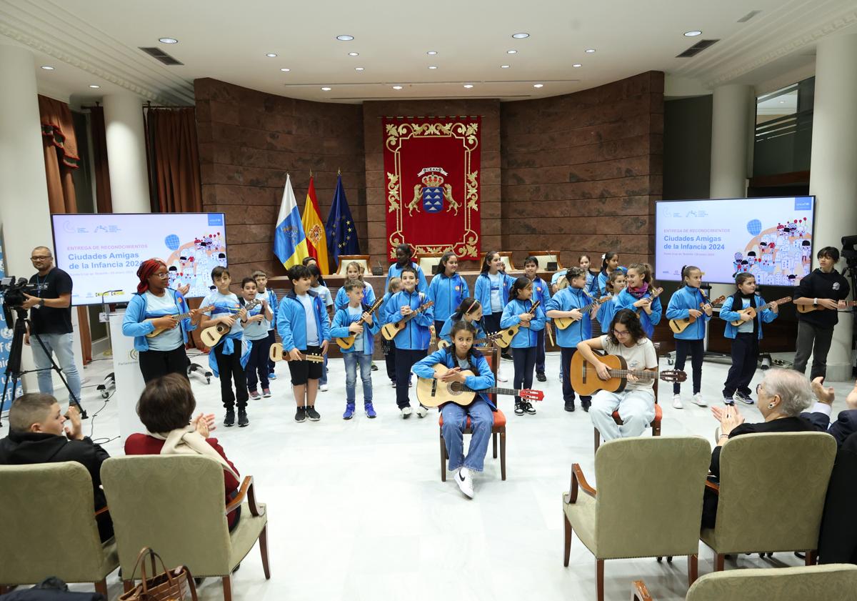 Imagen principal - El Parlamento acoge el acto de reconocimiento a las nuevas Ciudades Amigas de la Infancia de Unicef