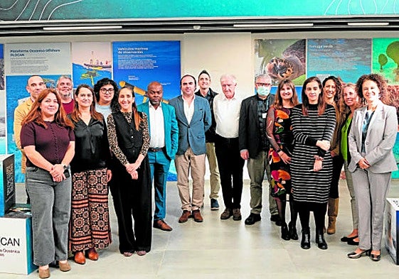 Foto de familia de representantes de la Red de Bancos de Ensayo del Atlántico Medio en Plocan.