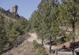 El Roque Nublo fotografiado desde la carretera donde se ubica el parking.