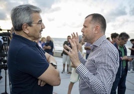 El líder de NC, Román Rodríguez, con el alcalde de Gáldar, Teodoro Sosa, en foto de archivo.