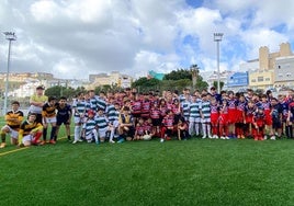 Foto de familia de varios de los participantes en esta convocatoria multitudinaria.