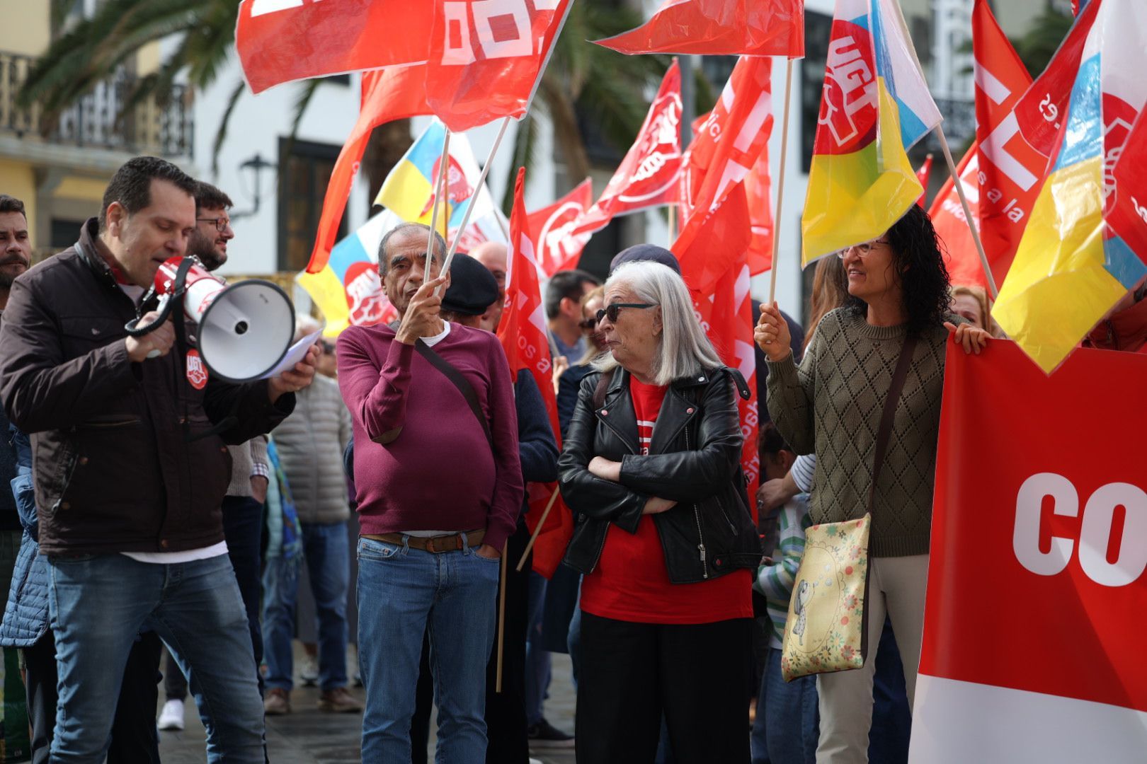 UGT y CC OO salen a la calle en defensa del decreto Ómnibus, en imágenes