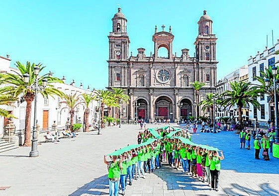 Imagen de la conmemoración del Día Mundial contra el Cáncer de 2024 en la plaza de Santa Ana, en la capital grancanaria.