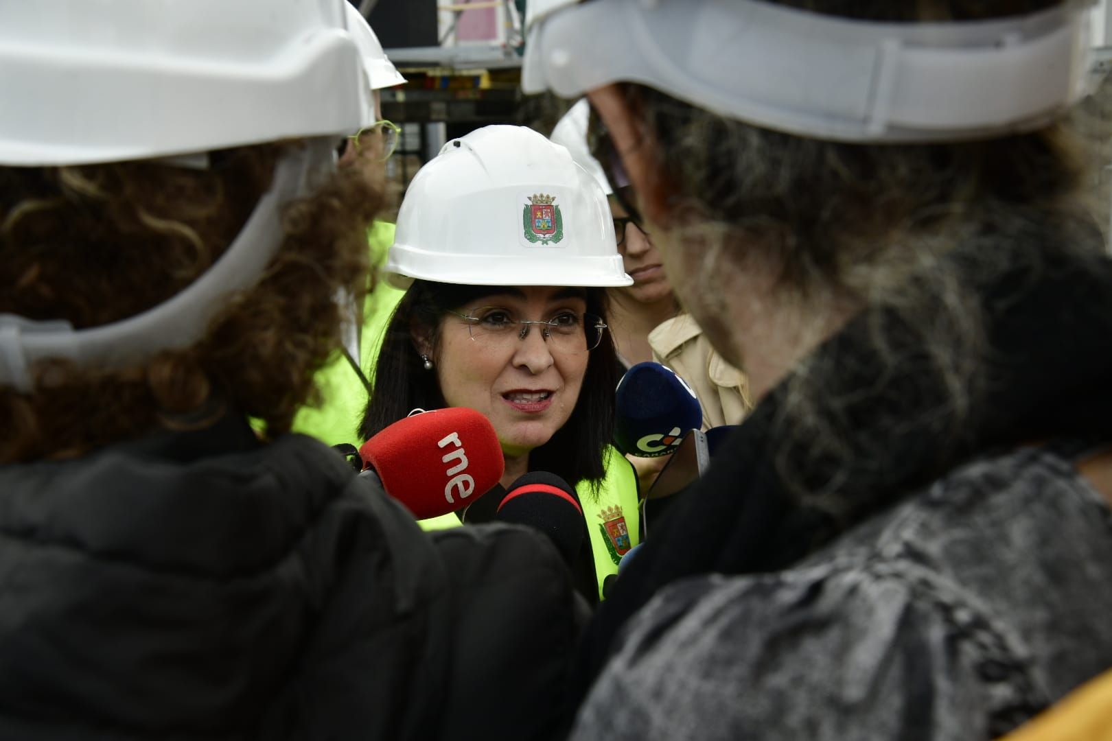 Carolina Darias e Inma Medina comprueban los trabajos del montaje del escenario del carnaval de Las Palmas de Gran Canaria