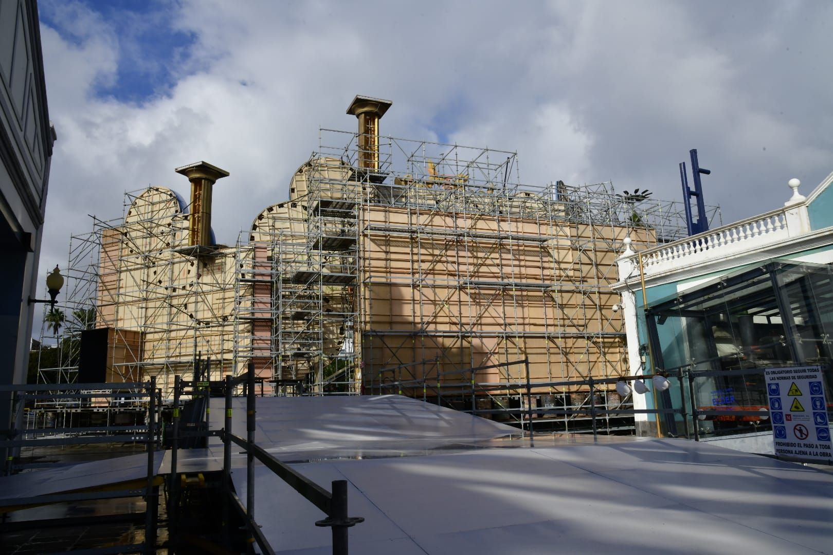 Carolina Darias e Inma Medina comprueban los trabajos del montaje del escenario del carnaval de Las Palmas de Gran Canaria